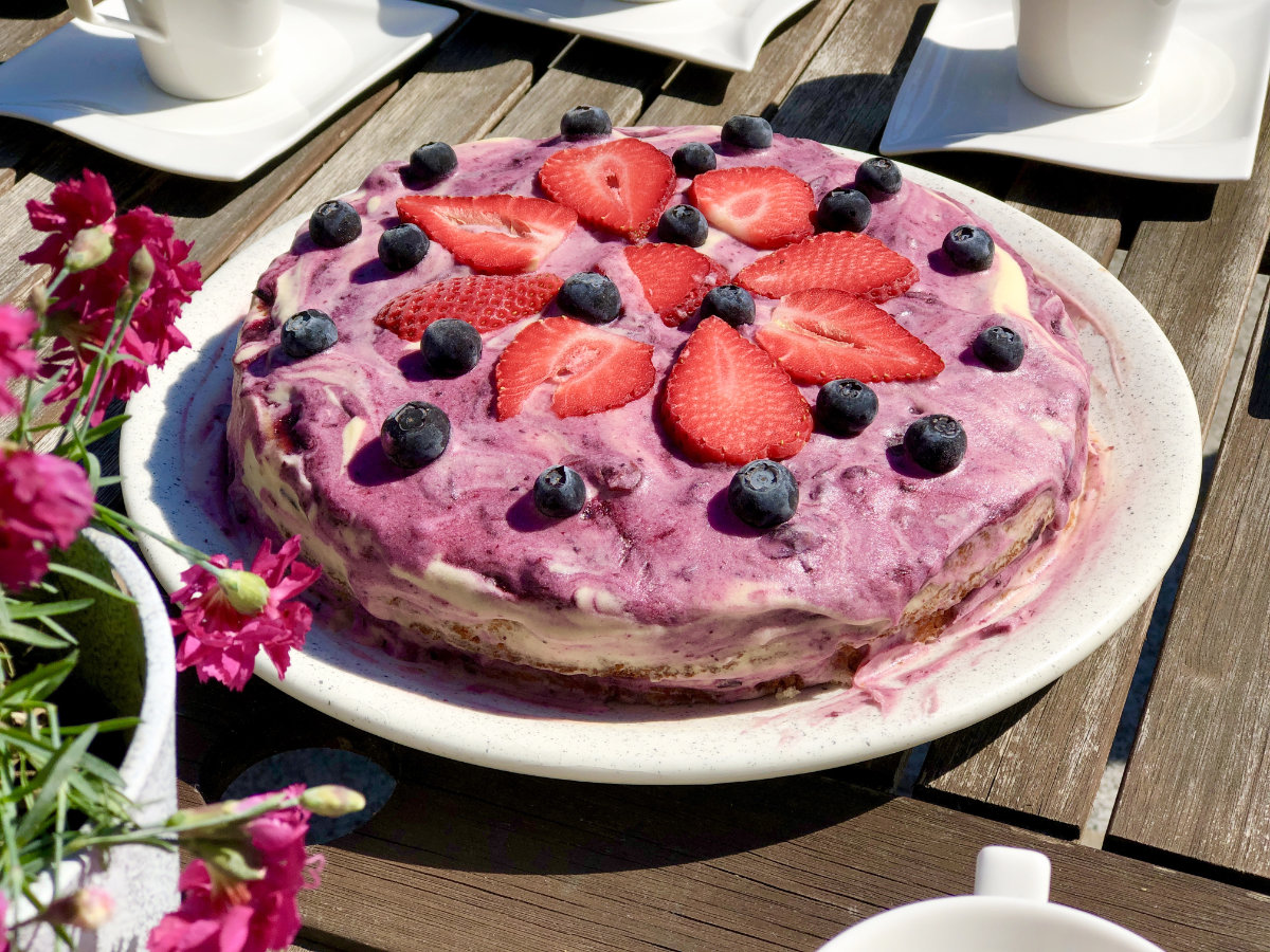 Torte, Kuchen, in verschiedenen Layern, Ebenen, EisTorte, Schichten, mit Früchten, gefroren, richtig zur Sommerzeit, eisgekühlt