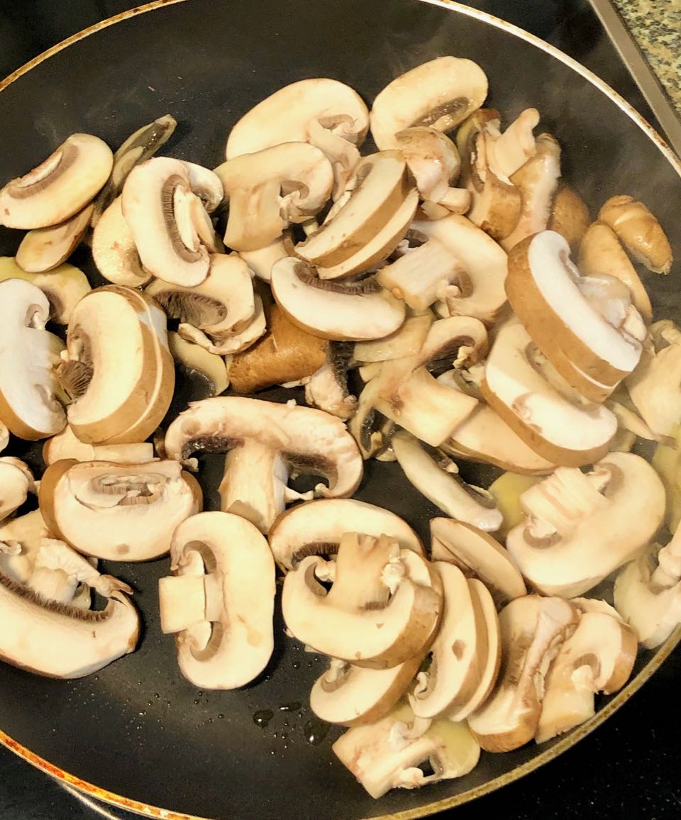 Leckere Pilz-Gemüse-Pfanne, schneller als jede Tiefkühlpizza zubereitet ...