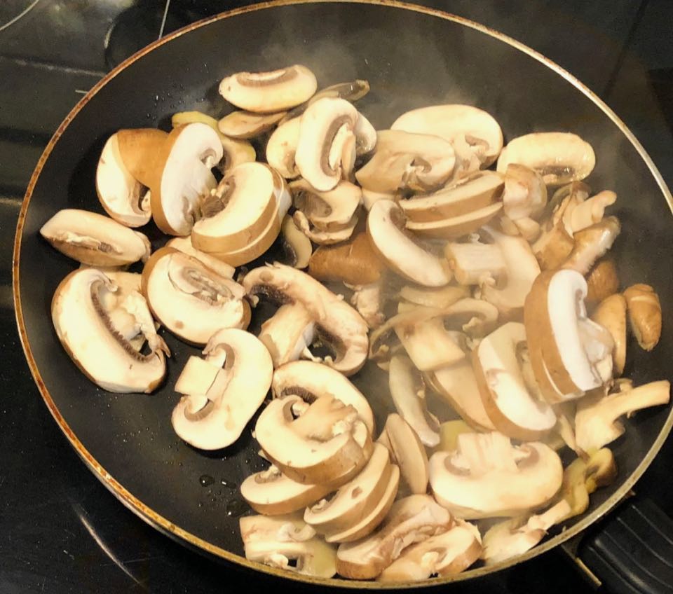 Leckere Pilz-Gemüse-Pfanne, schneller als jede Tiefkühlpizza zubereitet ...