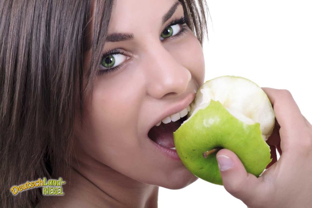 einen Apfel essen, genießen, Biss hinein
