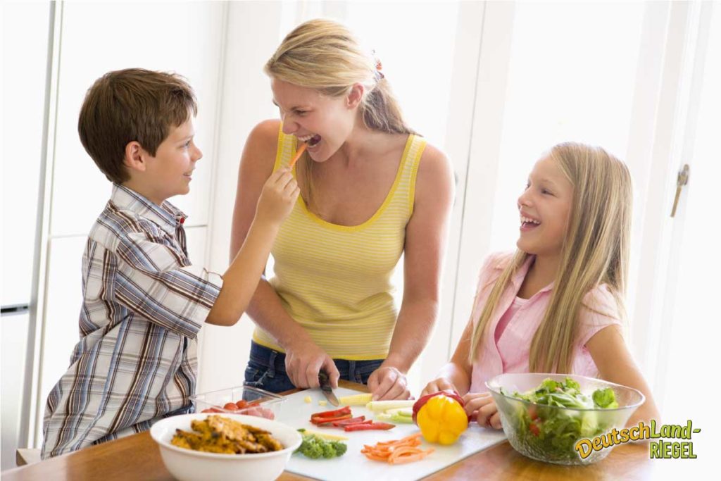 Kochen in der Familie, die Zubereitung von Speisen, Mutti mit ihren Kindern